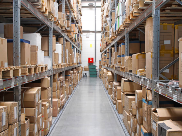 20代・30代・40代の男性・女性がともに活躍中の職場です。

部署の人数は20名程度・男女比は6:4ほどの、冷暖房完備・社員食堂ありで働きやすい環境。



「慎重に丁寧に…」よりも「決まった作業を、手早くパパっと！」が得意なあなたにオススメの倉庫内作業。