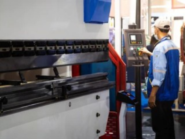 20代・30代・40代半ばの男性が活躍中の工場内作業です。



力仕事を含むこともあり、仕事内容は難しいものではありませんが時給が高め。

「未経験でも稼げるなら力仕事でもオッケーオッケー」というあなたにオススメです。