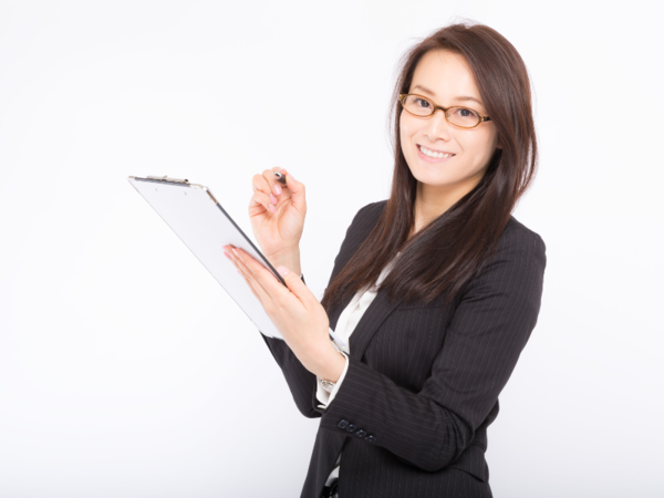 年間休日：120日・平均残業時間20時間・所定労働7.5時間であり、急な呼び出しや夜間対応がほとんどない為、プライベートも重視した働き方が出来ます。

お客様に応じて休日出勤の可能性もありますが、多くて月に1度、その場合には代休・振休を取得いただいています。

出張もほとんどございません。