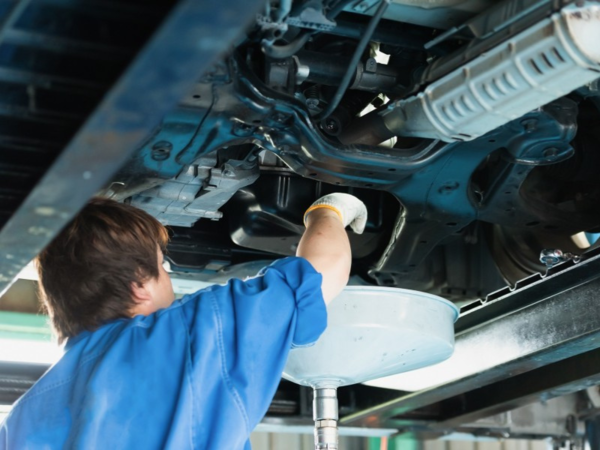 自動車の整備・カー用品の取り付けなど