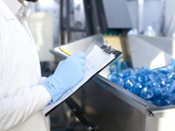 検査・梱包、機械への部品投入