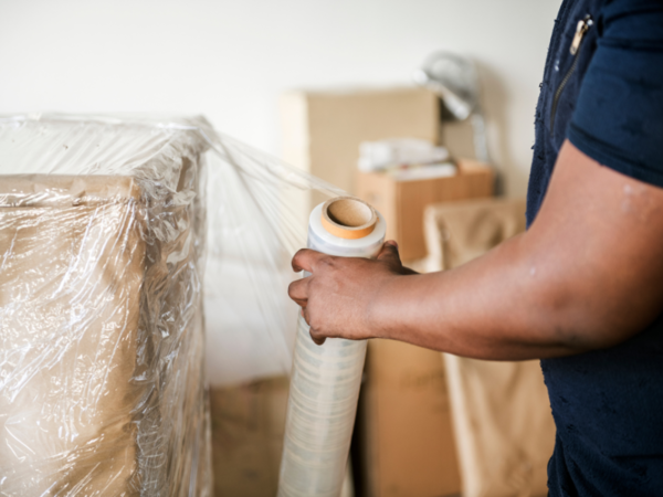 スポンジ製造工場にて検査・梱包業務