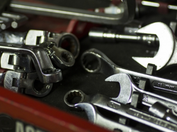 20代から60代の幅広い世代が活躍中！端末機器の分解・解析業務