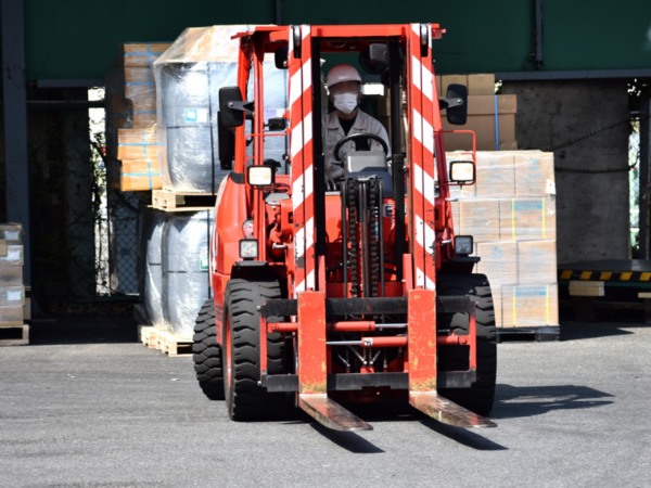 20代・30代・40代半ばの男性が活躍中の倉庫内作業ですフォークリフトに乗っているだけでなく、ダンボールを開封したり、倉庫や工場内から製品を探し出して集めたりという付帯業務もある、適度に体を動かせる環境でのお仕事です。