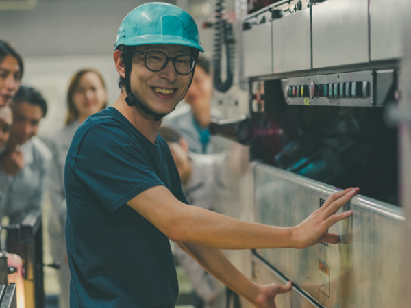 20代・30代・40代の男性・女性がともに活躍中の職場です。

夜勤専属の就業なので、夜勤手当も付いて派遣就業中もバリバリ稼げる！



チームの中でしっかりと業務を教え、最初は先輩社員と一緒に作業をするので、未経験からでも安心してスタートしていただける環境です。

月20時間超の残業で、プラスアルファで稼げる！