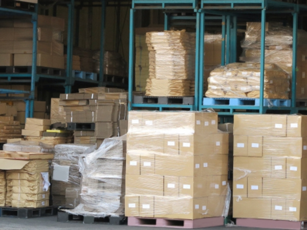 20代・30代・40代半ばの男性・女性が活躍中の倉庫内作業！頑張りによって昇給もあるから、頑張りがい◎