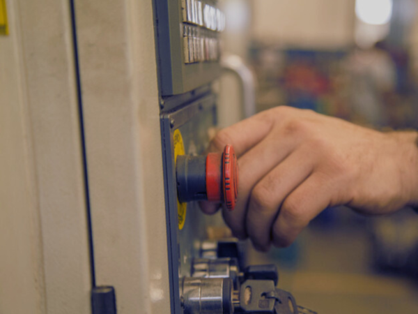 20代・30代の男性が工場作業員として活躍中!材料を切ったり曲げたりの工作業務なので、モノづくり好きのあなたにオススメです月20時間超の残業で、プラスアルファで稼げる!