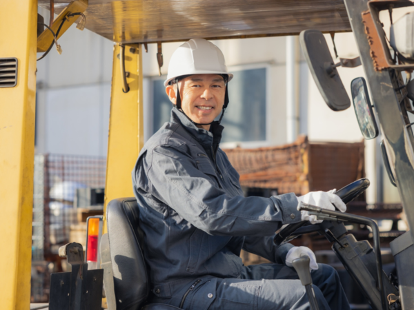 【日勤のみ／時給1300円】フォークリフト使用あり！飲料工場の倉庫内作業スタッフ