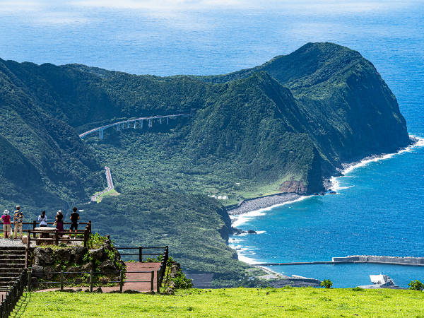 八丈島の自然の中で働く