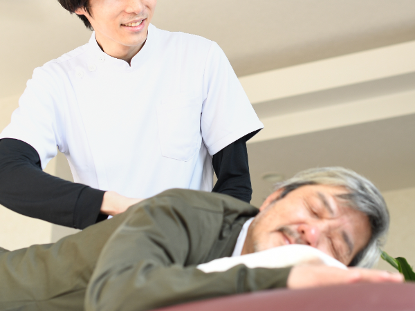 【正社員／あん摩マッサージ指圧師】月収23万5000円～29万5000円以上可能／未経験OK／残業少なめ／直帰推奨／マイカー・バイク・自転車通勤OK／社会保険完備／交通費規定支給