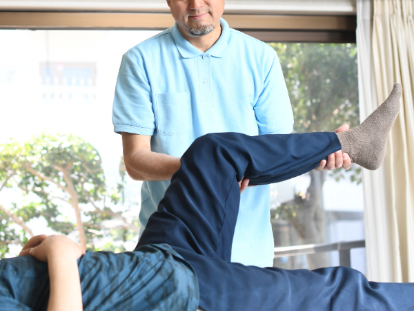 【正社員／理学療法士】月給26万2397円～30万2535円／残業少なめ／直帰推奨／マイカー・バイク・自転車通勤OK／社会保険完備／交通費規定支給