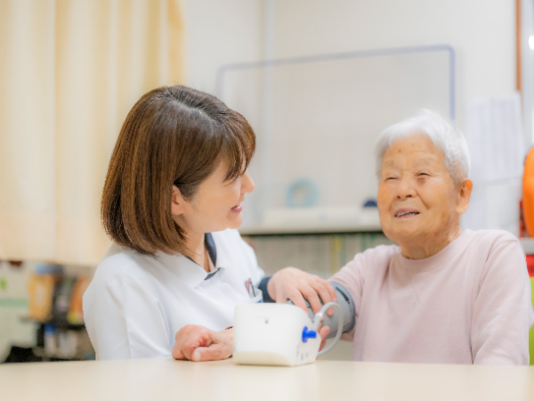 【看護師│正社員】峡西老人保健センター勤務　★強化型老健　★週休2日制＆年間休日120日以上　★確定拠出年金あり　★昇給・昇給あり　★手当・待遇充実　★福利厚生充実　★研修制度充実　★残業月2h　★温かな職場　★多職種連携