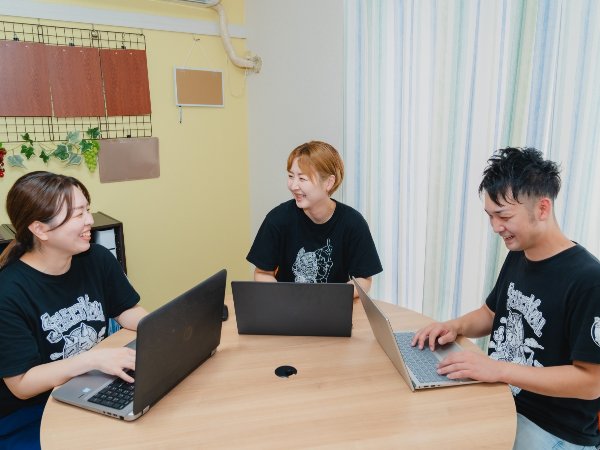 ◆未経験歓迎!「介護士が稼いで何が悪い」の理念で業界変革を推進!/チームで支え合う温かい職場◎