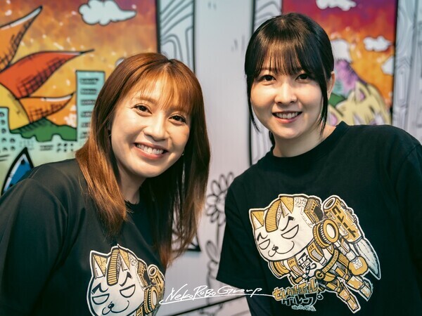 2人並んで笑顔
そろいの黒いTシャツ
