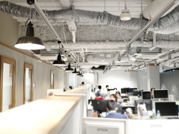 【デジタルプロモーションプランナー（SNSマーケティング中心）】ソーシャルメディアプロモーションのプランニング／リモートワーク可／年間休日125日／土日祝休み／賞与あり