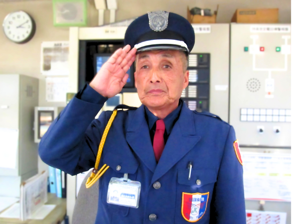 ［未経験歓迎◎］チームワークが鍵！みんなで支える交通誘導のお仕事！短い時間やすきま時間でも働けるお仕事です！！日勤／週2から勤務OK！性別・年齢問わず中高年中心で60代活躍中！