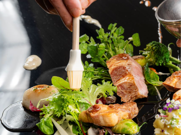 【正社員/洋食調理師】月給25万円~35万/スタッフ寮あり/マイカー通勤OK/賞与・昇給あり/交通費規定支給/副業OK