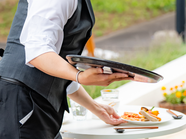 【正社員/レストランマネージャー】月給35万円~50万円/マイカー通勤OK/賞与・昇給あり/交通費規定支給