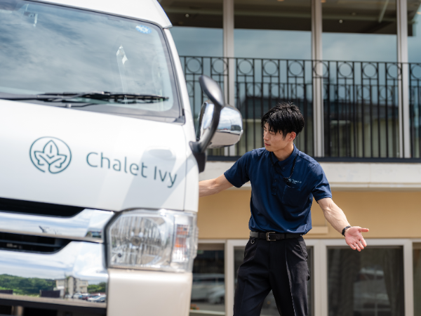 【正社員／施設管理スタッフ】月給25万円～30万円／未経験者OK／英語が学べる／スタッフ寮あり／マイカー通勤OK／賞与・昇給あり／交通費規定支給／副業OK