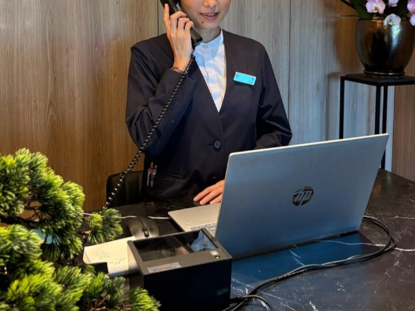 【正社員/フロントデスク】月給25万円~30万円/未経験者歓迎/英語が学べる/徒歩圏内の寮あり/マイカー通勤OK/賞与・昇給あり/交通費規定支給/副業OK