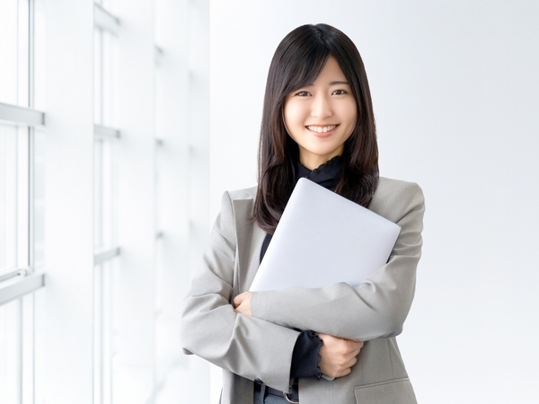 クリエイティブ部門でのWEBデザイナー　■契約社員　■土日祝休み　■年間休日120日以上