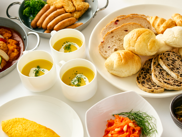 【ホール】レストランカフェ｜接客業＆土日祝休みが叶う◎