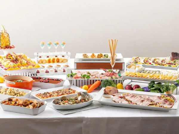 日常を忘れる、やさしいひと皿を届ける。 地元食材と向き合いながら、心まで温まる料理をつくる。 スタイリッシュホテルで働く、ホテルレストラン調理スタッフ募集