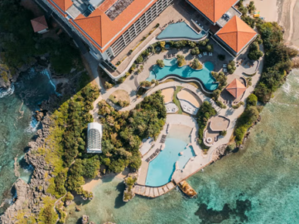 【沖縄・恩納村】レストランサービス正社員求人!あなたの語学が活かせます★ラグジュアリーホテル業務経験者優遇◎*残業代別途支給!私生活も安心の福利厚生*