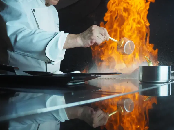 未経験からプロへ！鉄板焼き調理スタッフ募集｜RYUDUKI TEPPAN