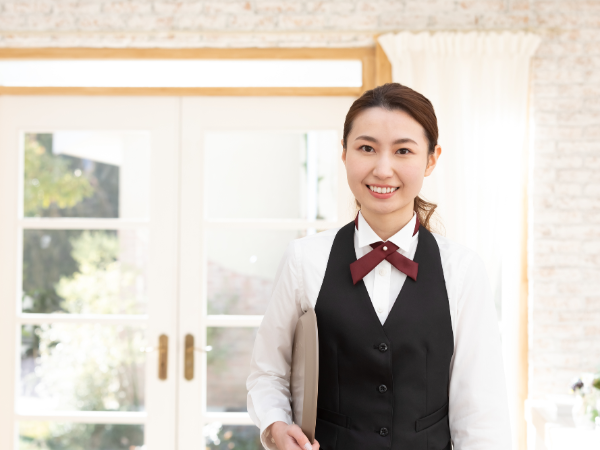 【沖縄県】結婚式場レストランサービス｜年間休日120日｜賞与2回支給