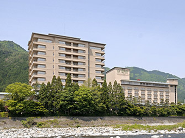 【岐阜・下呂】◎給与25万～38万◎社員食堂・社員寮完備◎退職金制度/日本三名泉・下呂温泉で働く！老舗旅館でフレンチ、宴会、ライブキッチンに挑戦しませんか？