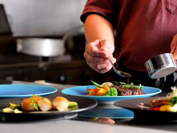 【年収350万〜／実務経験者優遇】北海道食材×モダンフレンチを極めるホテルレストランでキッチンスタッフ募集