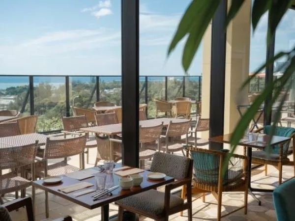 【沖縄・恩納村】HIYORIオーシャンリゾート沖縄の《レストランサービススタッフ》募集！引越し費用補助・寮や社宅手当あり！未経験者大歓迎★