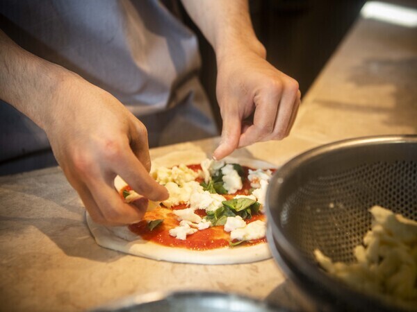 【紹介案件】＼口コミ高評価★イタリアンのピザ職人／◎月給40～60万円◎大幅ベースアップ！早期に年収840万円以上も可能★生産者訪問・ソムリエスクール・独立開業塾など多彩なキャリアUPも実現できます！