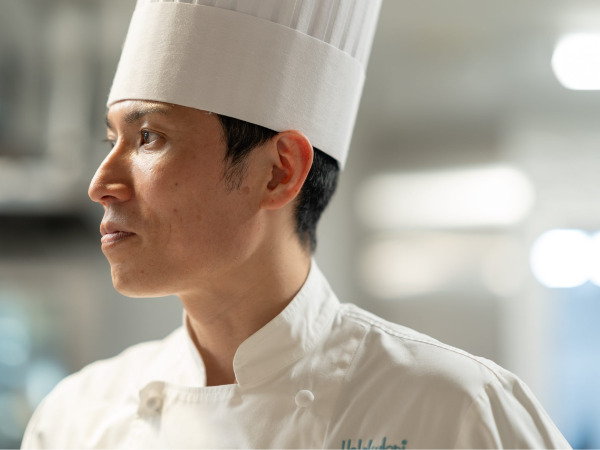 【沖縄・恩納村】「年収アップ」を目指すなら今！ 現職のボーナス支給後にスムーズ転職♪沖縄にある「天国にふさわしい館（ハワイの言葉）」を意味する【ハレクラニ】ブランドの2号店！ハレクラニ沖縄の《調理スタッフ（未経験～スーシェフ）》募集！★移住者支援あり★福利厚生充実★