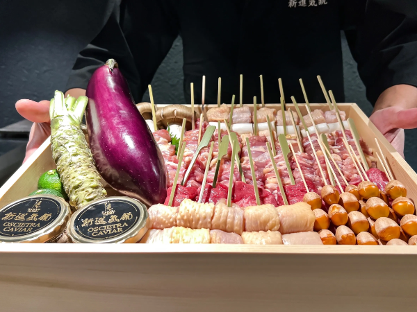 【東麻布 焼鳥 新進気鋭】20代で月給40万以上！最速1年で店長・大将も叶います！ / 応募から内定まで1週間 / 経験者大歓迎 / 賞与年4回 / 年間10店舗以上出店 / 手当10種類以上