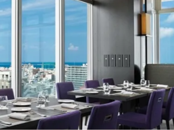 【沖縄・那覇】リーガロイヤルグラン沖縄で、一流のサービスを。那覇の特等席で料飲のスペシャリストを目指すホールスタッフ募集！