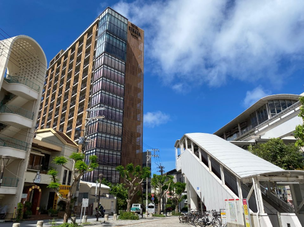 【沖縄県・那覇】★移住者OK！安心の福利厚生 ◎★正社員募集〈沖縄/那覇〉国際通り周辺！レストランホールスタッフ～アシスタントマネージャー/年間休日117日/月給25.5万～32.7万円【紹介案件】