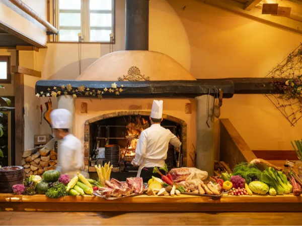 “料理の原点”に出会い、心を込めた一皿で誰かの記憶をつくる── 軽井沢のロティスリーレストランにて、副料理長を募集します