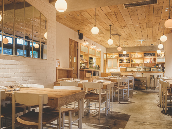 【Cheese Tavern CASCINA】ホールスタッフ｜月8日休×各種手当が充実◎《資格支援制度あり》