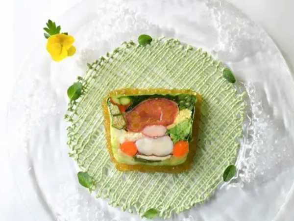 料理と向き合うその先に、“経営”という視点を。 感性が育つ軽井沢のフレンチで、 副料理長として、技術・人・数字すべてと向き合いながら 自分だけのキャリアを築いていきませんか？