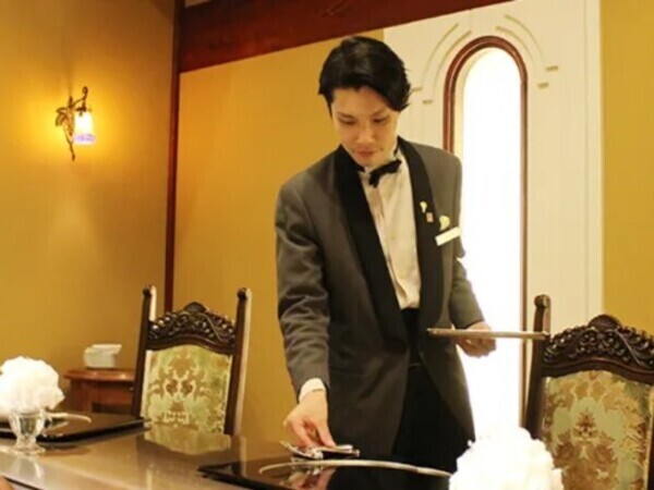 【鉄板フレンチのホールスタッフ】東証スタンダード上場企業の正社員採用／未経験OK／英会話できる方積極採用／賞与年2回／想定年収381～530万円／待遇・福利厚生充実で長く働ける環境／学歴不問／あなたの接客スキルやアイデアが活かせる環境です！