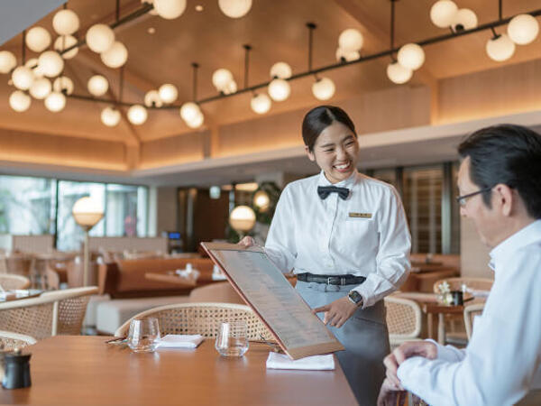 【沖縄・恩納村】☆★来年入社に間に合う！ 年内最後のチャンス！★☆沖縄にある「天国にふさわしい館（ハワイの言葉）」を意味する【ハレクラニ】ブランドの2号店！ハレクラニ沖縄の《料飲（レストラン）サービス》募集！★移住者支援あり★福利厚生充実★