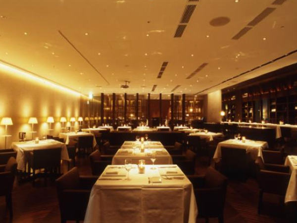 【XEX WEST】ホールスタッフ｜シフト制｜週2日休み｜上場企業