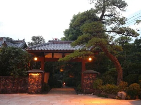 【紹介案件】\\パティシエ//東証スタンダード上場企業／洋菓子製造の実務経験のある方／賞与年2回／想定年収382～400万円／待遇・福利厚生充実で長く働ける環境／学歴不問／あなたの感性と技術が存分に活かせる環境です！