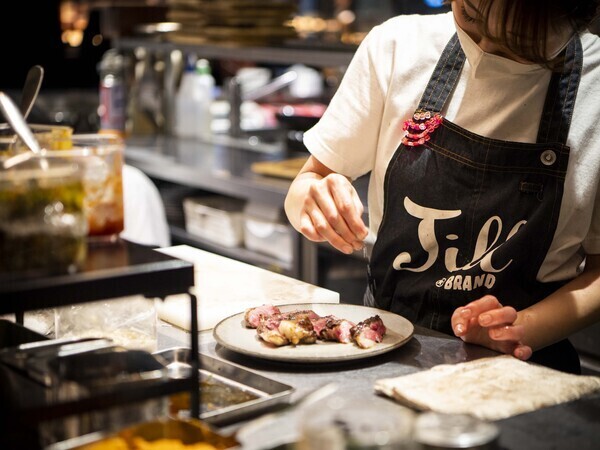 【紹介案件】＼口コミ高評価★大衆ビストロの店長候補／◎月給40～60万円◎大幅ベースアップ！早期に年収840万円以上も可能★生産者訪問・ソムリエスクール・独立開業塾など多彩なキャリアUPも実現できます！