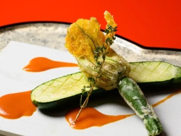 【紹介案件】\\鉄板フレンチの調理スタッフ//東証スタンダード上場企業の正社員採用／経験者積極採用／第二新卒も歓迎／賞与年2回／想定年収381～530万円／待遇・福利厚生充実で長く働ける環境／学歴不問／あなたの調理スキルやアイデアが活かせる環境です！