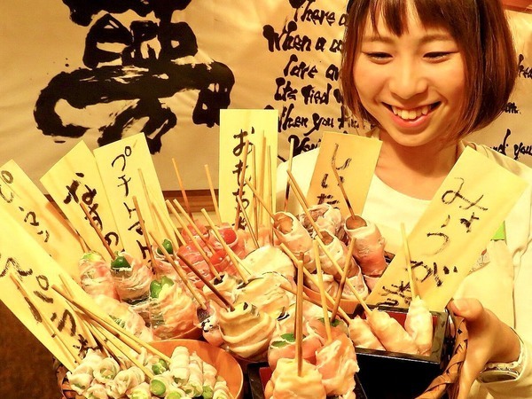 【紹介案件】\賞味期限59秒の生つくねが看板メニュー★人気焼き鳥居酒屋の店長候補/店長まで最短1ヵ月!裁量が大きく、あなたのアイデアをブランディングに活かせる環境!将来的は新業態の立ち上げメンバーや統括マネージャーのポストもご用意!