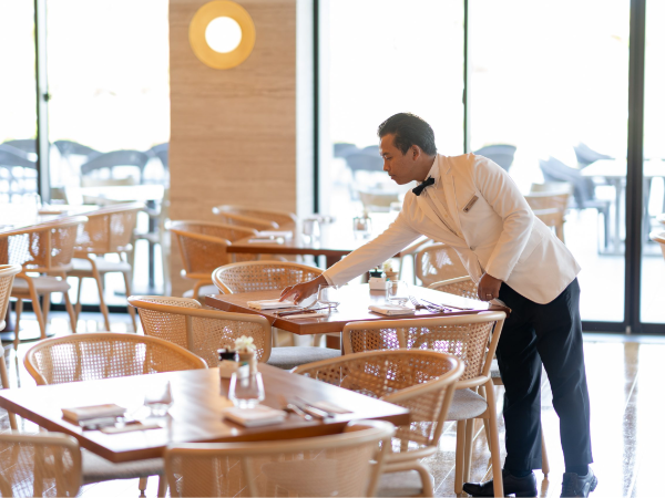 【沖縄・恩納村】◎2026年を最高の年に◎ 年明けから即活躍できる♪沖縄にある「天国にふさわしい館（ハワイの言葉）」を意味する【ハレクラニ】ブランドの2号店！ハレクラニ沖縄の《ゲストリレーションズオフィサー（レストランのレセプション）》募集！★移住者支援あり★福利厚生充実★