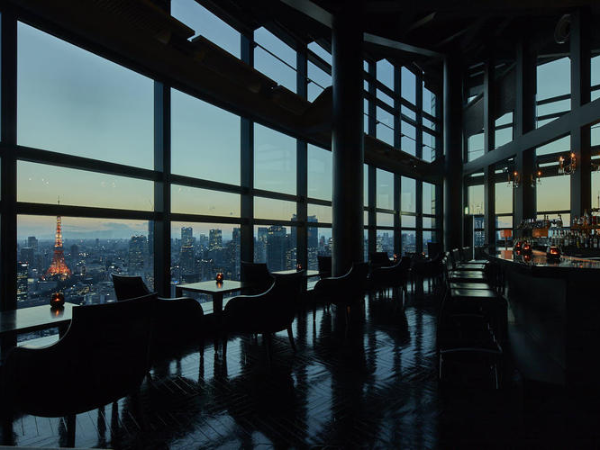 【Fish Bank TOKYO】ホールスタッフ｜月8日休×各種手当が充実◎《資格支援制度あり》